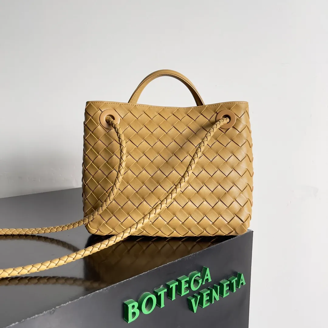 The 2023 new Andiamo batch of 1860 BV has been shipped‼ ️Really popular🔥The new Andiamo woven handbag launched by Bottega Veneta this season is really popular all over the world! ! Celebrities at home and abroad have worn it, and Oscar-winning actress Michelle Yeoh has taken it out on the street. Song Jia, Trai Yara, Yu Feihong, Sanji Ayaka, Rosie Hunting-Whiteley, Yoshioka Riho, etc. have all picked up this bag. It is classic and versatile, showing off its temperament, and the bag capacity is also large, which is very convenient for daily commuting! ! A variety of carrying methods, the shoulder straps can be adjusted by yourself, the original lambskin feels soft and delicate, and the neutral style is made to break gender boundaries and bring a more practical and longer-lasting use experience. Andiamo, which has both elegant and casual styles, perfectly interprets the true appearance of "fashionable old money style". Style number: 743568 Size: 25*22*10.5cm